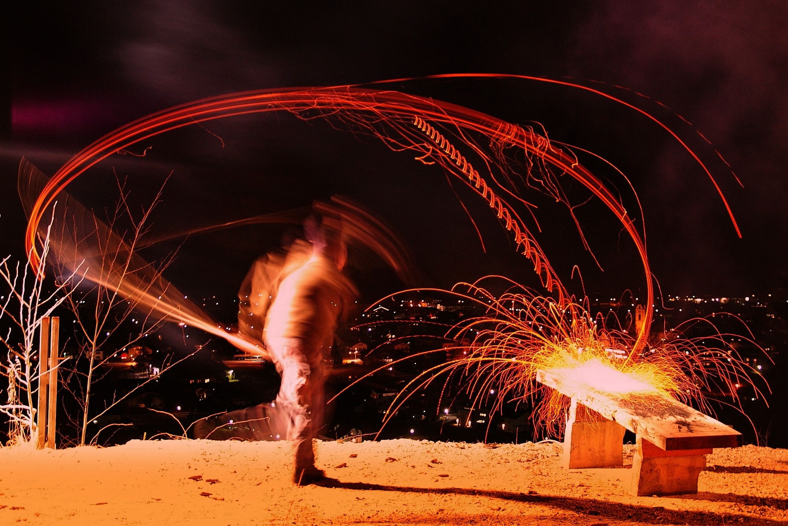 Scheibenschlagen, brennende Holzscheibe wird vom Berg ins Tal geschlagen